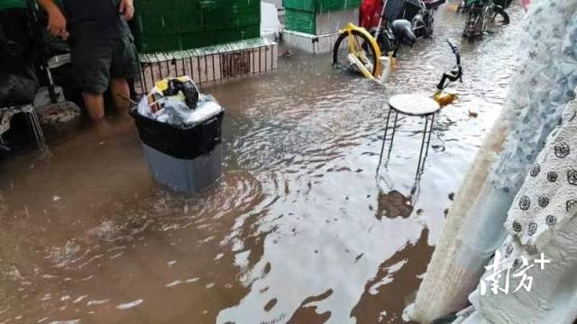 海珠區中大紡織市場有積水
