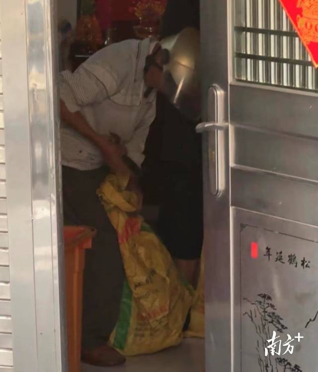收鸟点内，有人将捕获鸟只送来。  南方+ 董天健 拍摄