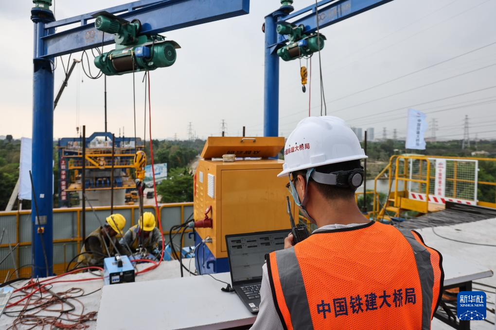 深江铁路首台智慧造桥机将跨越国道