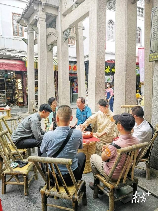 市民游客在潮州牌坊街品茗。