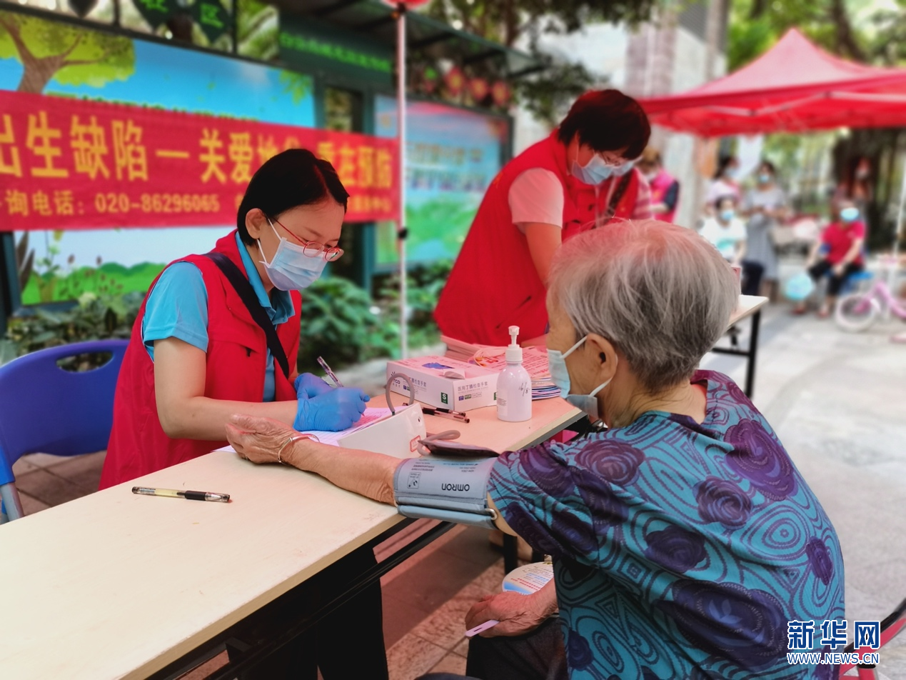 多形式志愿服务进社区 为文明城市创建助力添彩-新华网