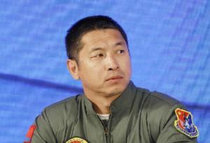 中国空军新型战机飞行员“论剑”珠海航展　　