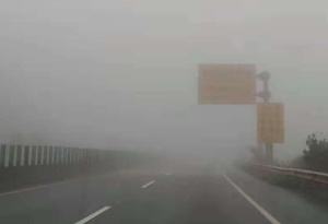 京港澳高速粤北段进入浓雾季节