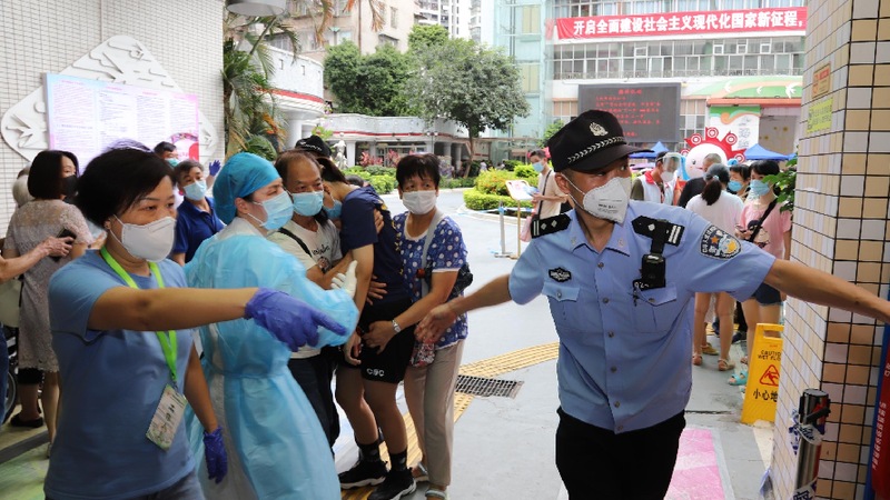 直播大湾区丨广州：“警察蓝”护航市民核酸检测