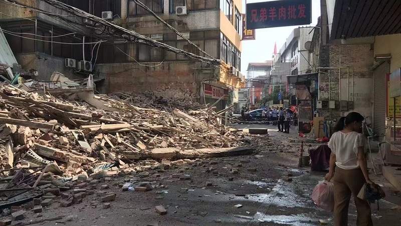 广东一房屋瞬间坍塌 当地这波操作避免了人员伤亡