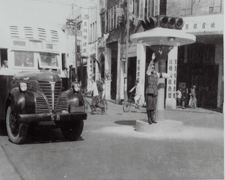 20世纪50年代广州交警在路口指挥交通
